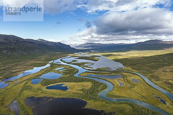 Flusslandschaft aus der Luft  Flusslauf des Visttasjohka  Tal Visttasvaggi  Nikkaluokta  Lappland  Schweden  Europa