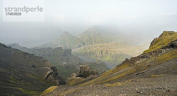 Blick vom Wanderweg Fimmvörðuháls  karge Vulkanlandschaft  Þórsmörk Nature Reserve  Suðurland  Island  Europa