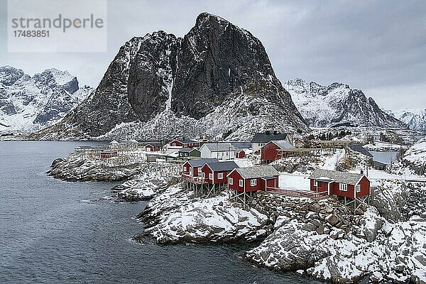 Winterliche Landschaft mit farbigen skandinavischen Bootshäusern  Hamnøy  Nordland  Lofoten  Norwegen  Europa