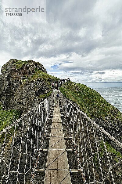 Schmale Hängebrücke für Fußgänger an Felsenküste  unbewohnte Insel Carrick-a-Rede  County Antrim  Nordirland  Großbritannien  Europa