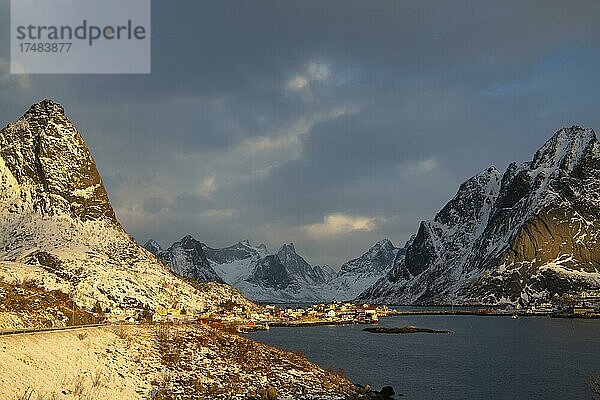 Winterliche skandinavische Landschaft bei Sonnenaufgang  Meer  Berge  Schnee  Reine  Nordland  Lofoten  Norwegen  Europa