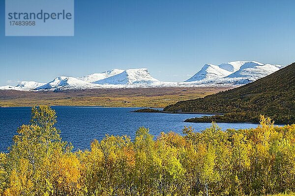 Verschneite Berggruppe Lapporten und See Torneträsk  Björkliden  Lappland  Schweden  Europa