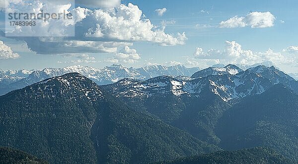 Blick auf Karwendelgebirge  Gratwanderung Herzogstand Heimgarten  Oberbayern  Bayern  Deutschland  Europa