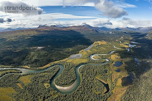 Blick ins Kamajokks Naturreservat und in den Sarek Nationalpark  Luftaufnahme  Fluss Gamajåhkå  Kvikkjokk  Lappland  Schweden  Europa