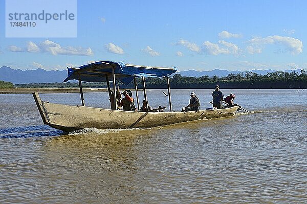 Langboot am Rio Alto Beni  bei Rurrenabaque  Distrikt Beni  Bolivien  Südamerika
