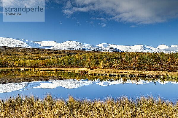 Verschneite Berge des Abisko Nationalparks spiegeln sich in kleinem Teich  herbstliche Fjälllandschaft  Abisko  Lappland  Schweden  Europa