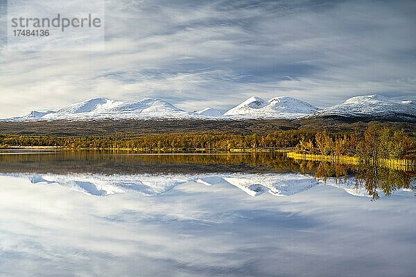 Verschneite Berge im Abisko Nationalpark spiegeln sich im See Vuolio Njáhkájávri  herbstliche Landschaft  Abisko  Lappland  Schweden  Europa