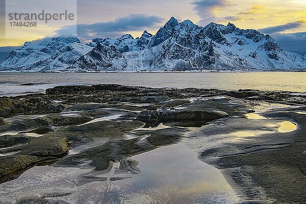 Winterliche skandinavische Landschaft  Meer  Berge  Bergpanorama  Schnee  Vareid  Nordland  Lofoten  Norwegen  Europa