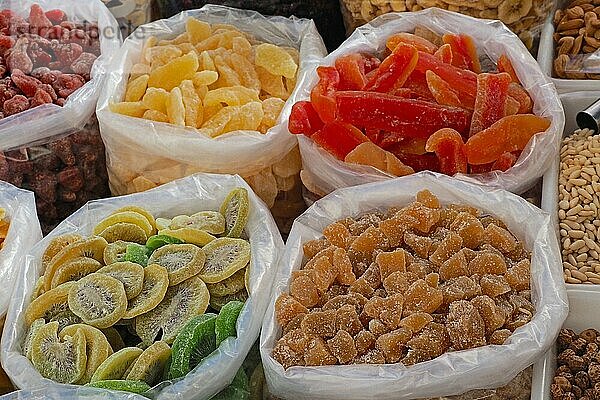 Plastiksäcke mit glasierten Früchten  Trockenobst  Zuckerguss  glasiertes Obst  Marktstand  glasierte Kiwis  glasiertes Ingwer  glasierte Ananas  Obststand  Spanien  Europa