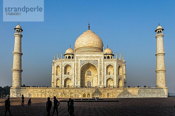 Taj Mahal nach Sonnenaufgang  berühmtes Bauwerk der Mogulzeit Agra  Agra  Uttar Pradesh  Indien  Asien