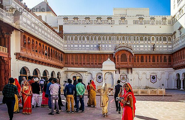 Indische Besucher in der öffentlichen Audienzhalle Karan Mahal  Fort Junagarh  Bikaner  Bikaner  Rajasthan  Indien  Asien