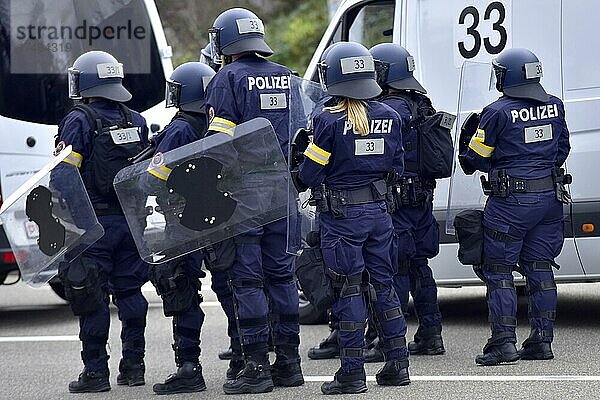 Polizisten mit Schutzausrüstung  Basel  Schweiz  Europa