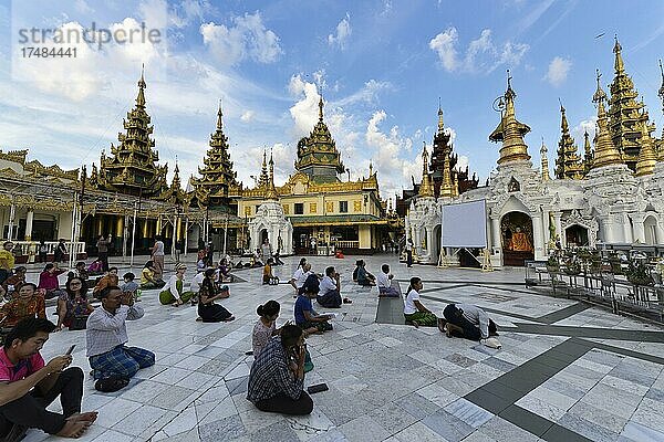 Wunschplatz  Shwedagon Pagode  Yangon  Myanmar  Asien