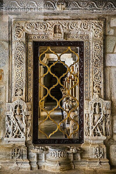Schrein mit Tirthankaras  Tempelanlage Ranakpur  bedeutendstes Zeugnis der Jain-Architektur in Indien  Ranakpur  Rajasthan  Indien  Asien