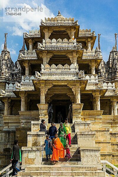 Tempelaufgang  Tempelanlage Ranakpur  bedeutendstes Zeugnis der Jain-Architektur in Indien  Ranakpur  Rajasthan  Indien  Asien