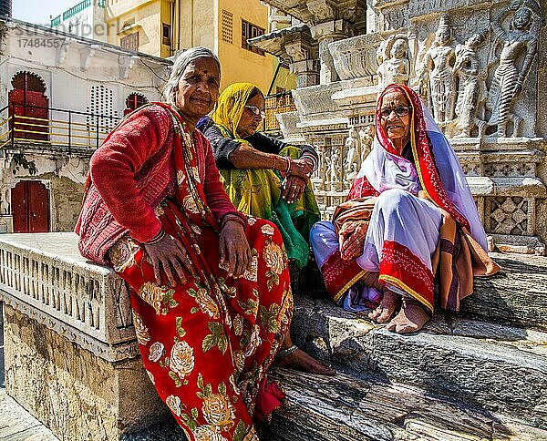 Frauen am Jagdish-Tempel  Udaipur  Udaipur  Rajasthan  Indien  Asien