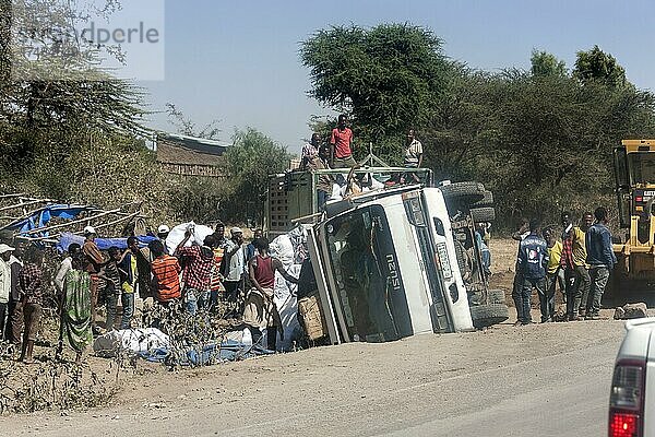 LKW Unfall  Aufräumarbeit  Straße  Sidama  Äthiopien  Afrika