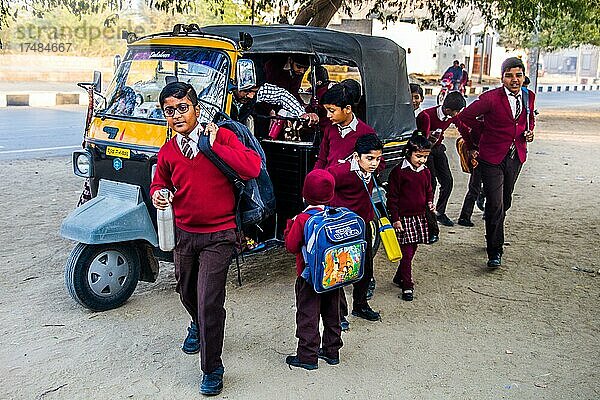 Schüler steigen aus dem Tuk-Tuk  St. Georges Schule in Rajasthan  Jaisalmer  Rajasthan  Indien  Asien