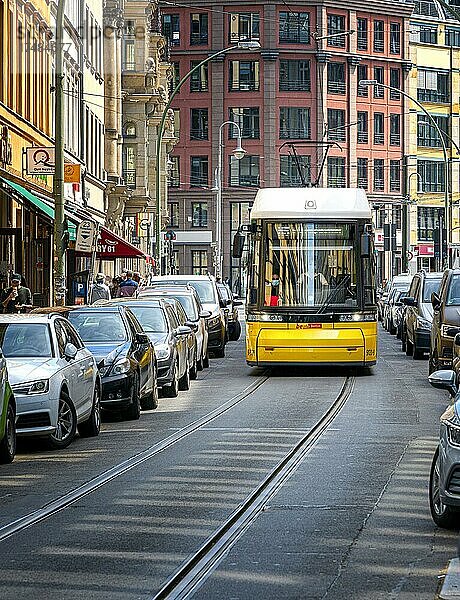 Straßenbahn im Berliner Straßenverkehr  Berlin  Deutschland  Europa