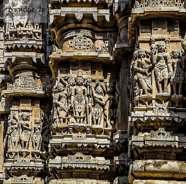 Relief mit Vishnu-Darstellungen  tanzenden Nymphen  Szenen aus dem Leben Krishnas  Elefanten  Tänzerinnen und Musikanten  Jagdish-Tempel  Udaipur  Udaipur  Rajasthan  Indien  Asien