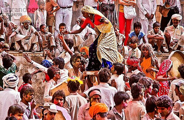 Maennlliche Tänzer und Musikanten  Holi-Fest  Mandawa  Rajasthan  Indien  Asien