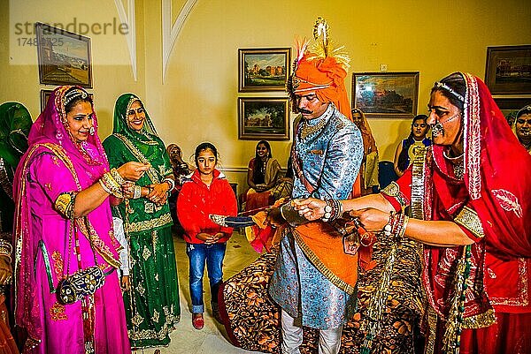 Getrennte Zeremonien von Braut und Bräutigam  prunkvolle Hochzeit in Rajasthan  Bikaner  Rajasthan  Indien  Asien