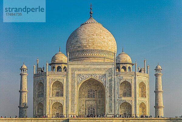 Taj Mahal nach Sonnenaufgang  berühmtes Bauwerk der Mogulzeit Agra  Agra  Uttar Pradesh  Indien  Asien