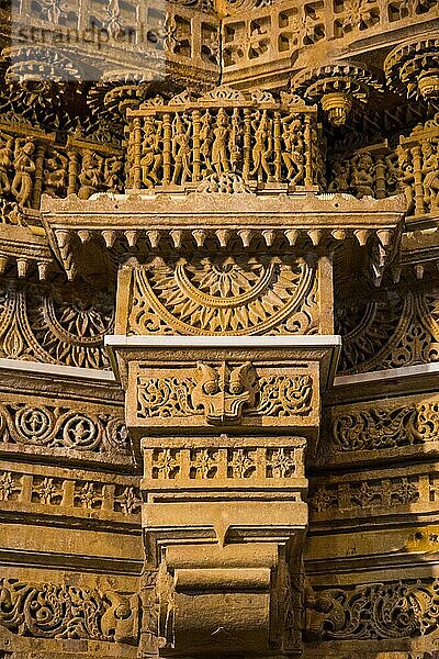 Filigrane Säulen  Rishabdev-Jaintempel im Fort  Jaisalmer  Jaisalmer  Rajasthan  Indien  Asien