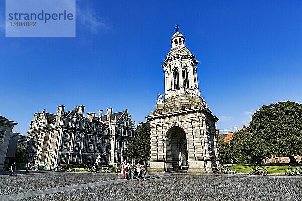 Besucher vor Campanile  Glockenturm des Trinity College  Dublin  Irland  Europa