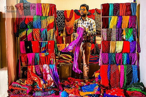 Farbenprächtige Tücher  Kunsthandwerk in Rajasthan  Jaipur  Rajasthan  Indien  Asien