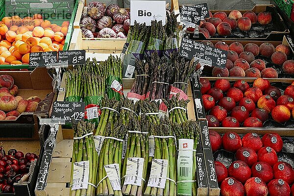 Straßenmarkt Angebot Spargeln  Obst und Gemüse