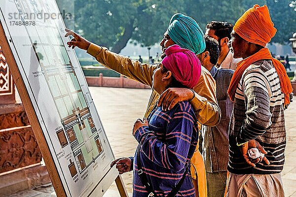 Sikhs am Eingangstor aus rotem Sandstein  Taj Mahal  berühmtes Bauwerk der Mogulzeit Agra  Agra  Uttar Pradesh  Indien  Asien