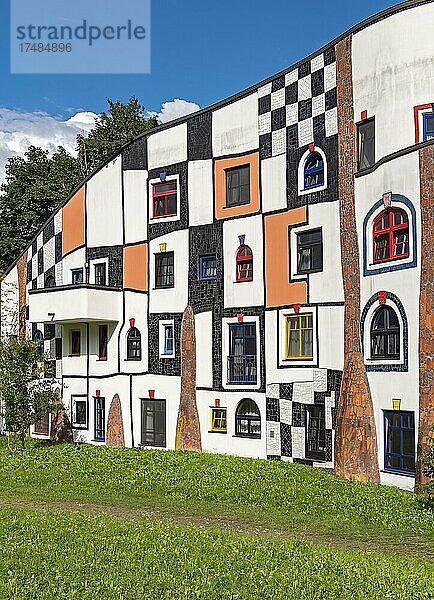 Kunsthaus  Gebäude der Rogner Therme und des Hotels  entworfen von Hundertwasser  Bad Blumau  Österreich  Europa