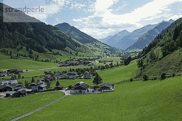 Hochalmbahn  Blick ins Rauristal  aus der Seilbahn  Raurisertal  Pinzgau  Salzburger Land  Österreich  Europa