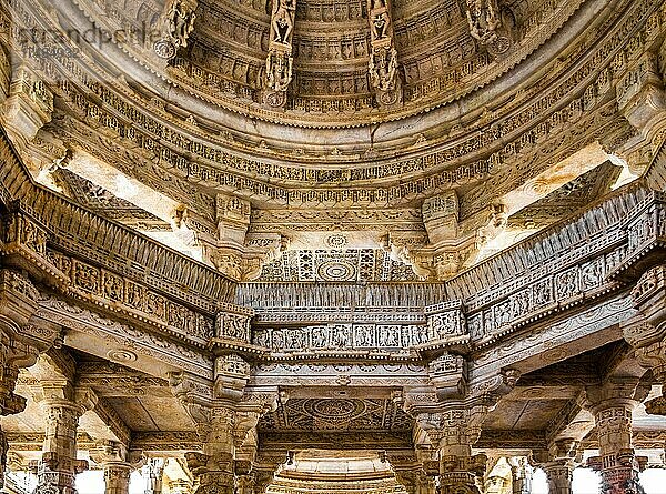 Feinste Marmorrelief in der Tempelanlage Ranakpur  bedeutendstes Zeugnis der Jain-Architektur in Indien  Ranakpur  Rajasthan  Indien  Asien