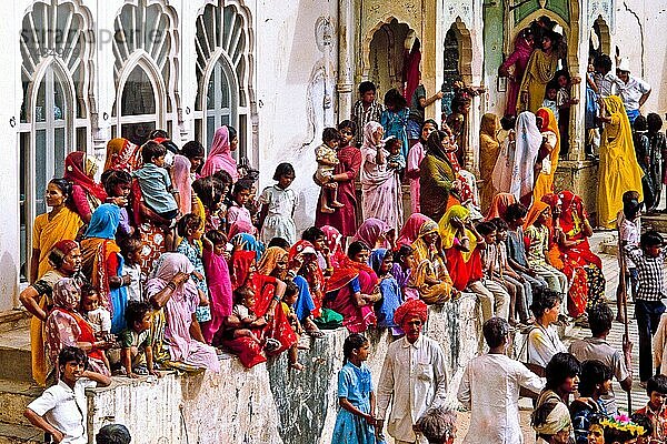 Zuschauer beim Holi-Fest  Mandawa  Rajasthan  Indien  Asien