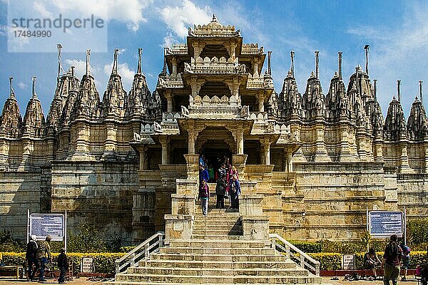 Tempelaufgang  Tempelanlage Ranakpur  bedeutendstes Zeugnis der Jain-Architektur in Indien  Ranakpur  Rajasthan  Indien  Asien