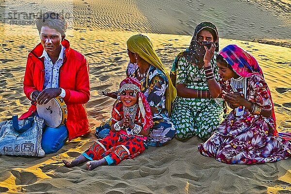 Musiker und Tänzerinnen in der Wüste Thar  Wüste Thar  Rajasthan  Indien  Asien