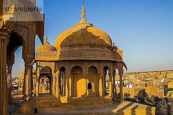 Verbrennungs- und Begräbnisstätte  Jaisalmer  eine exotische Stadt in der Wüste Thar  Jaisalmer  Rajasthan  Indien  Asien