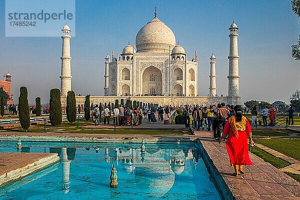Taj Mahal  berühmtes Bauwerk der Mogulzeit Agra  Agra  Uttar Pradesh  Indien  Asien