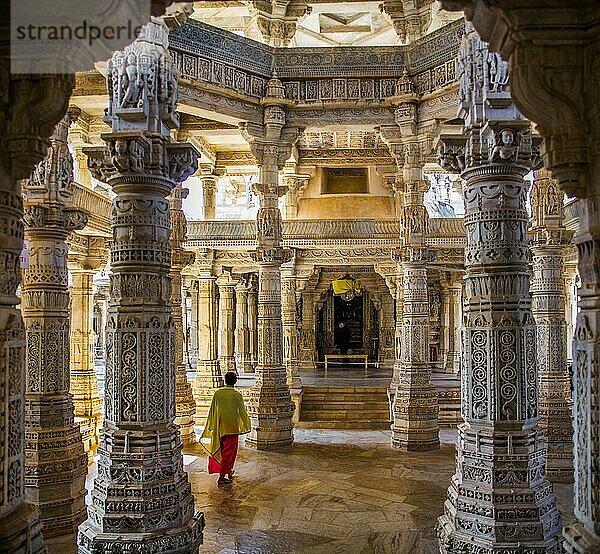 Säulen  Tempelanlage Ranakpur  bedeutendstes Zeugnis der Jain-Architektur in Indien  Ranakpur  Rajasthan  Indien  Asien