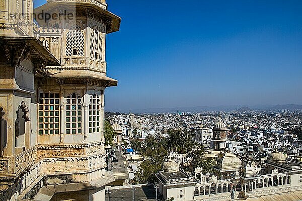 Blick auf Udaipur vom City Palace  Udaipur  Udaipur  Rajasthan  Indien  Asien