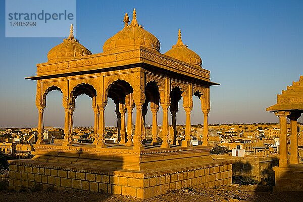 Verbrennungs- und Begräbnisstätte  Jaisalmer  eine exotische Stadt in der Wüste Thar  Jaisalmer  Rajasthan  Indien  Asien