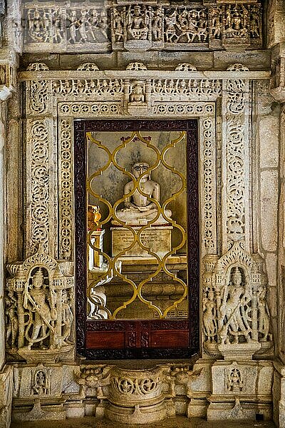 Schrein mit Tirthankaras  Tempelanlage Ranakpur  bedeutendstes Zeugnis der Jain-Architektur in Indien  Ranakpur  Rajasthan  Indien  Asien