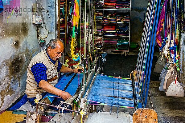 Weber  farbenfrohe Märkte und Handwerker in der Altstadt von Bundi  Bundi  Rajasthan  Indien  Asien