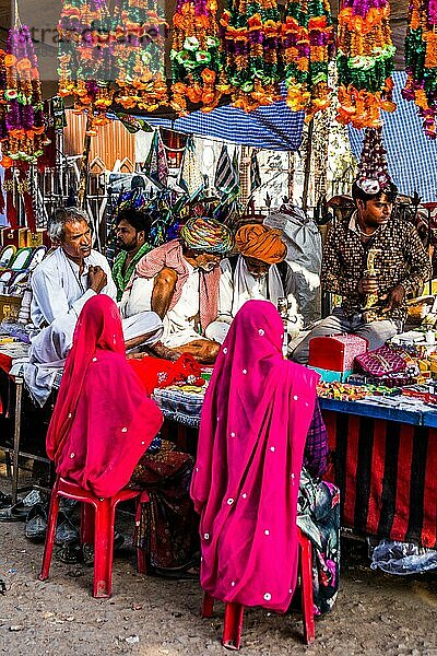 Stand mit Hochzeitsschmuck  farbenfrohe Märkte und Handwerker in der Altstadt von Bundi  Bundi  Rajasthan  Indien  Asien