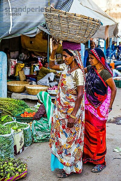 Farbenfrohe Märkte und Handwerker in der Altstadt von Bundi  Bundi  Rajasthan  Indien  Asien