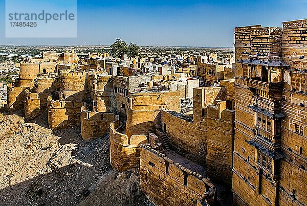 Blick aus dem Stadtpalast  Jaisalmer  eine exotische Stadt in der Wüste Thar  Jaisalmer  Rajasthan  Indien  Asien
