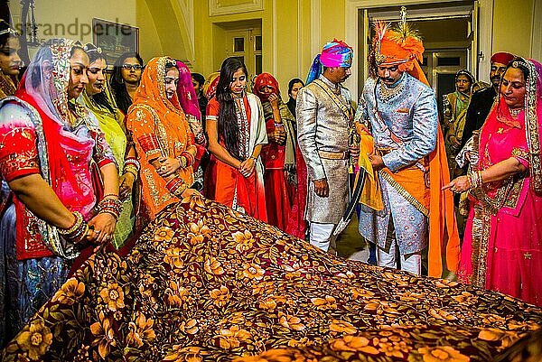 Getrennte Zeremonien von Braut und Bräutigam  prunkvolle Hochzeit in Rajasthan  Bikaner  Rajasthan  Indien  Asien