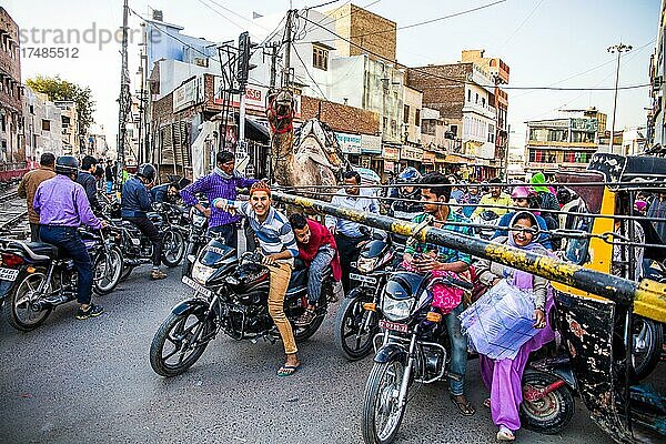 Menschenmenge vor einem Bahnübergang  Bikaner  Bikaner  Rajasthan  Indien  Asien